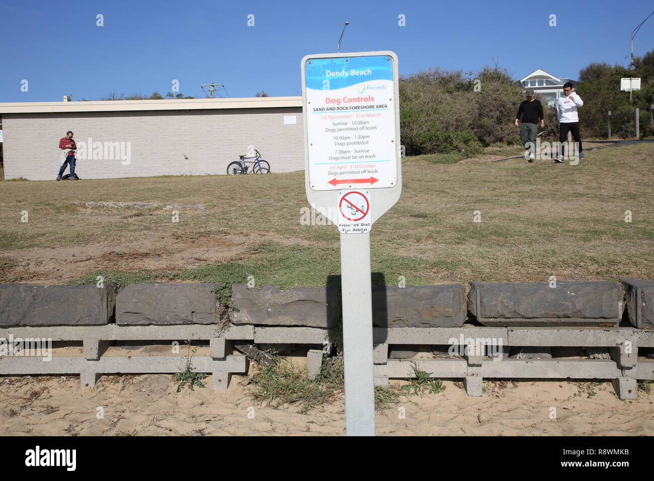 Contrôles chien signe à Dendy Beach, en indiquant les périodes de l'année où les chiens sont autorisés à se promener sans laisse sur les plages. Banque D'Images