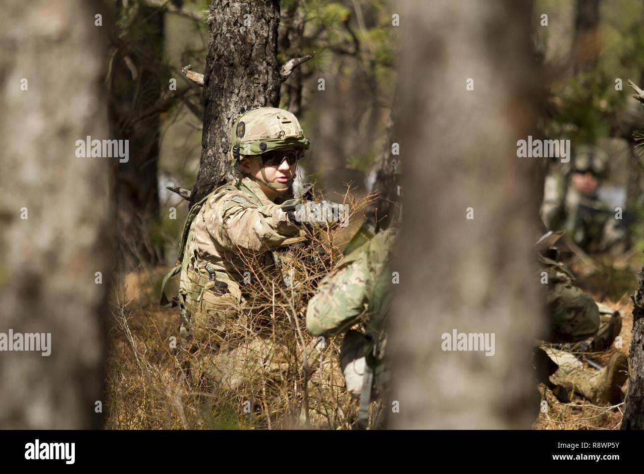 Soldat de l'Armée américaine affecté à l'entreprise facile, 2e Bataillon, 506e Parachute Infantry Regiment, 101st Airborne Division (Air Assault) donne les ordres à son équipe à Lakehurst Maxfield terrain au cours d'une saisie de l'aérodrome de multi-composants d'entraînement entre la Réserve de l'armée et de la 101st Airborne Division (Air Assault) le 13 mars 2017, pour donner le coup d'exercice guerrier 78-17-01. Plusieurs organisations, y compris la réserve de l'armée la réserve de l'Armée de la commande de l'Aviation, 84e, 78e Commandement de la formation de la Division de la formation, et des membres de la 200e commande de la Police militaire a aidé l'entreprise facile, 2e Bataillon, 506e Parachut Banque D'Images