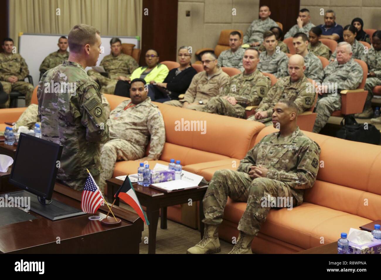 Le Lieutenant-colonel de l'armée américaine Ron Wells, le chirurgien commandant de groupe de soutien de secteur- Koweït, accueille les membres du Service aux États-Unis, les membres de la Coalition de la nation hôte et partenaires se sont réunis pour une évacuation médicale réunion organisée, pour la première fois, à l'hôpital des Forces armées du Koweït, le 5 mars. Cette réunion est une réunion trimestrielle qui remonte jusqu'en décembre 2015, et traite des meilleures pratiques ainsi que de conseiller les autres sur les difficultés potentielles. Banque D'Images