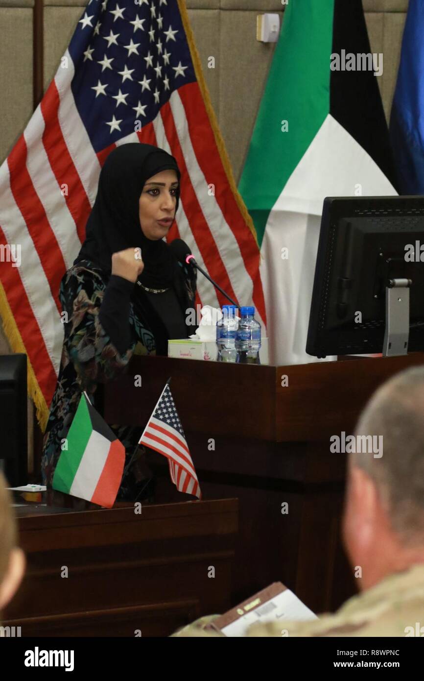 Huda Sadeq, le président de l'urgence de l'hôpital de Farwaniya, parle au cours d'une réunion organisée à l'évacuation médicale, pour la première fois, à l'hôpital des Forces armées du Koweït, le 5 mars. Sadeq a porté sur la mise à jour des participants à la réunion sur les changements dans leurs procédures de l'hôpital d'urgence sur les différents événements. Banque D'Images