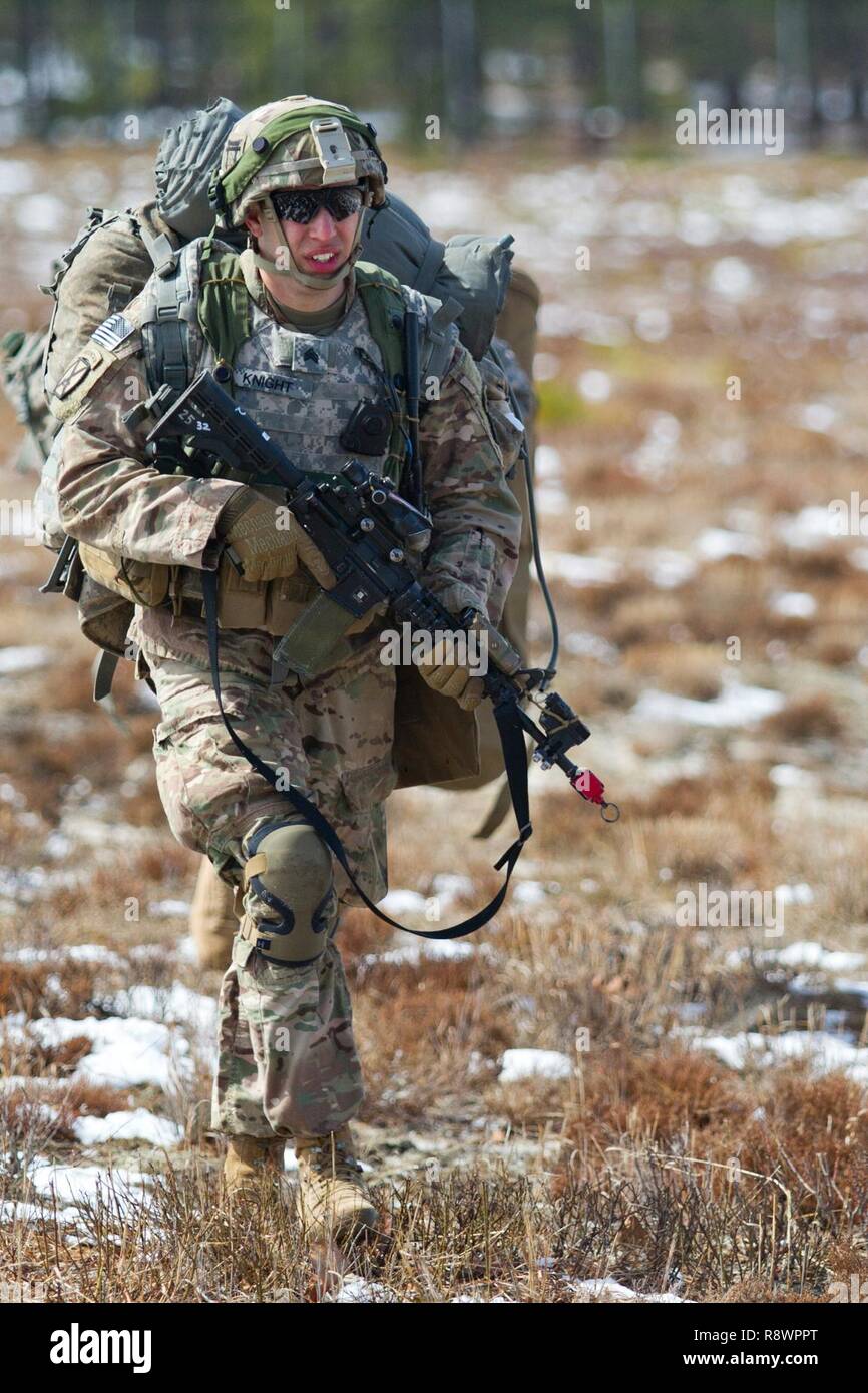 Soldat de l'Armée américaine affecté à l'entreprise facile, 2e Bataillon, 506e Parachute Infantry Regiment, 101st Airborne Division (Air Assault) se rapproche de l'objectif après avoir été déposé avec sa compagnie par UH-60 Black Hawk à Lakehurst Maxfield terrain au cours d'une saisie de l'aérodrome de multi-composants d'entraînement entre la Réserve de l'armée et de la 101st Airborne Division (Air Assault) le 13 mars 2017, pour donner le coup d'exercice guerrier 78-17-01. Plusieurs organisations, y compris la réserve de l'armée la réserve de l'Armée de la commande de l'Aviation, 84e, 78e Commandement de la formation de la Division de la formation, et des membres de la 200e Banque D'Images