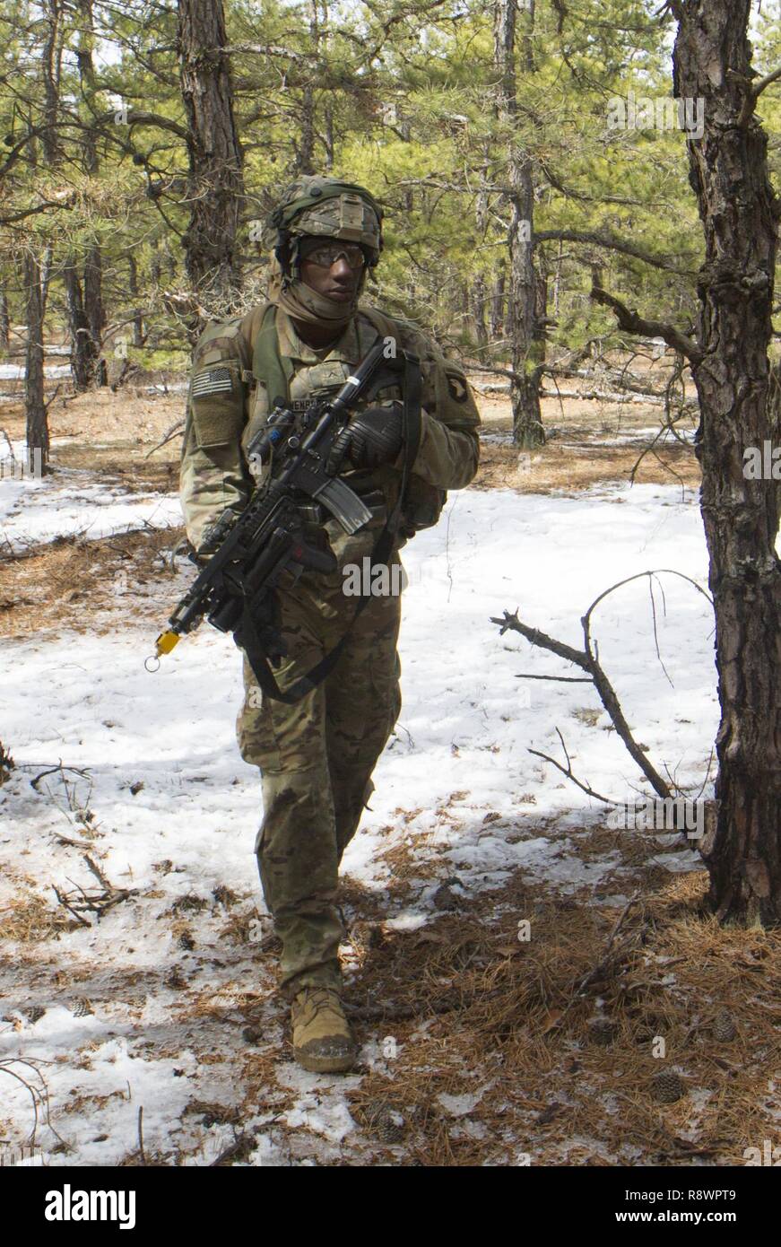 Un soldat affecté à la 101e Airborne Division (Air Assault) Lakehurst patrouilles Maxfield terrain au cours d'une saisie de l'aérodrome de multi-composants d'entraînement entre la Réserve de l'armée et de la 101st Airborne Division le 13 mars 2017 pour le lancement de l'exercice guerrier 78-17-01. Plusieurs organisations, y compris la réserve de l'armée la réserve de l'Armée de la commande de l'Aviation, 84e, 78e Commandement de la formation de la Division de la formation, et des membres de la 200e commande de la Police militaire a aidé l'entreprise facile, 2e Bataillon, 506e Régiment d'infanterie parachutiste, 101e Division aéroportée conduire la mission. Environ 60 unités de l'armée américaine de Reser Banque D'Images