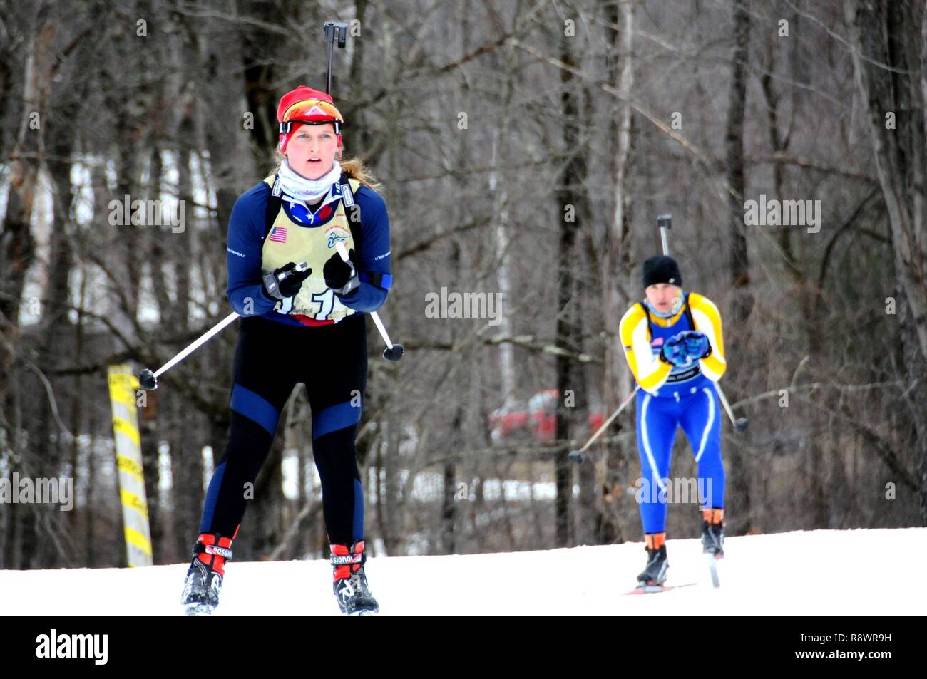 La CPS de l'armée américaine. Lisa Roberts, affecté à la Garde nationale de l'Ohio, en concurrence dans la course de relais au Camp d'Ethan Allen Site de formation, Jericho, Vermont, le 7 mars 2017. Plus de 120 athlètes de 23 pays différents participent à la Garde nationale de Biathlon 2017 Bureau championnats. Banque D'Images