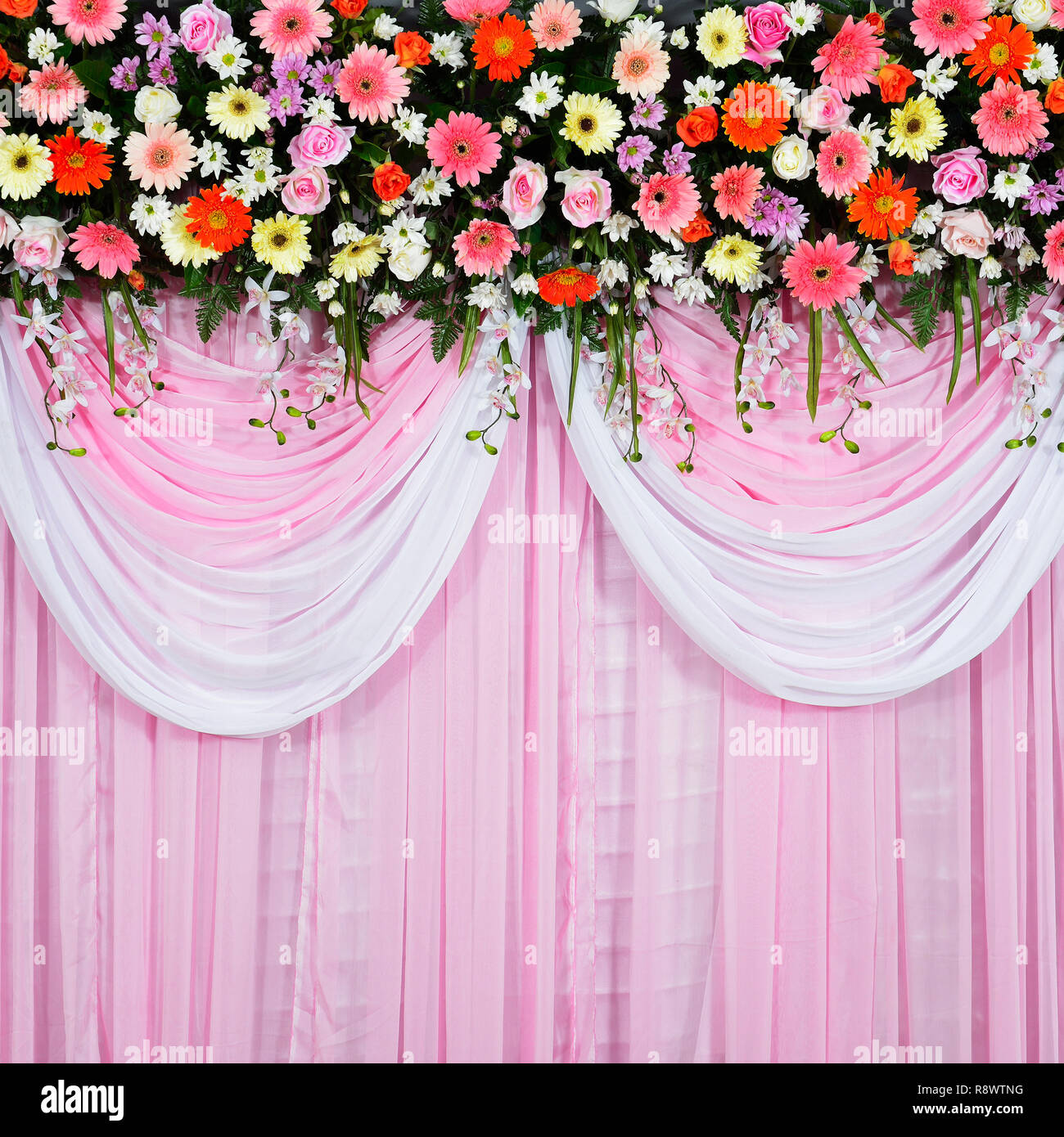 Scène de mariage, beau fonds fabriqués à partir de tissu et de fleurs en décoration de cérémonie de mariage Banque D'Images