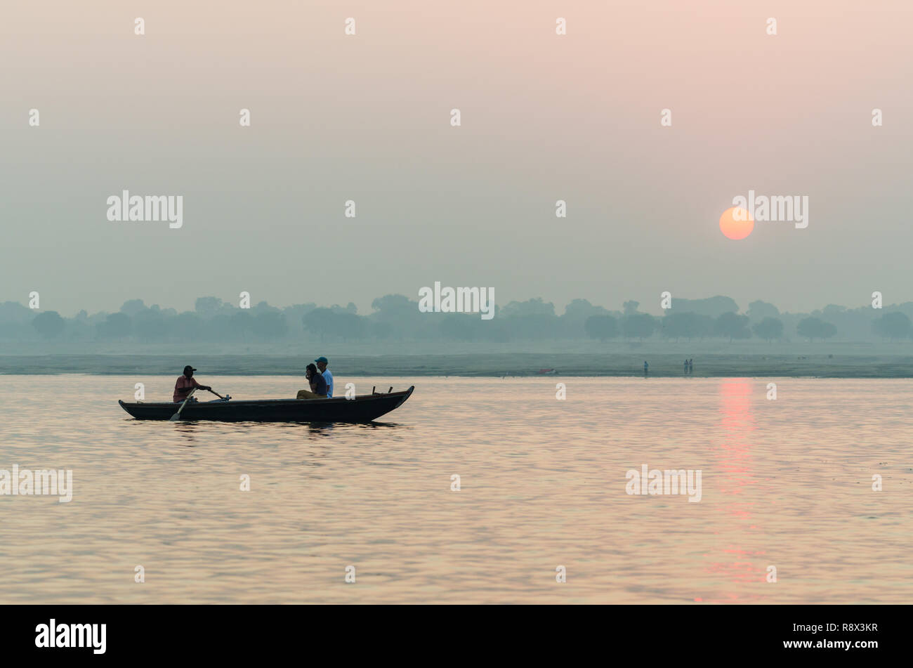 Les touristes de prendre un matin, excursion en bateau sur le Gange, Varanasi, Uttar Pradesh, Inde Banque D'Images