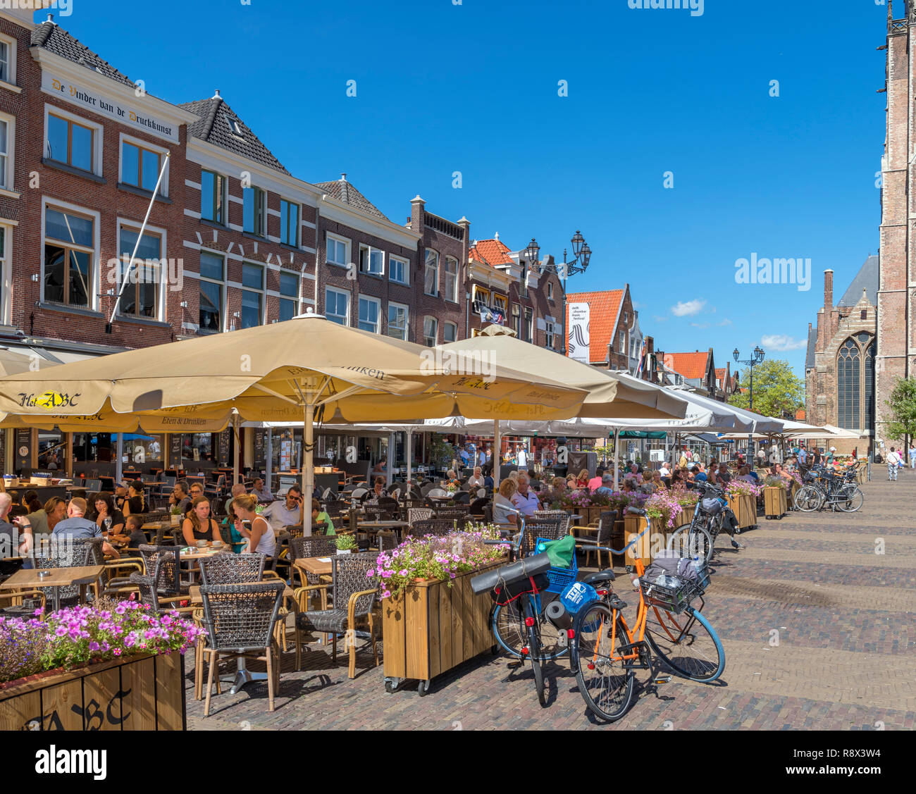 Des terrasses de cafés dans le Markt (place du marché), Delft, Zuid-Holland (Hollande méridionale), Pays-Bas Banque D'Images