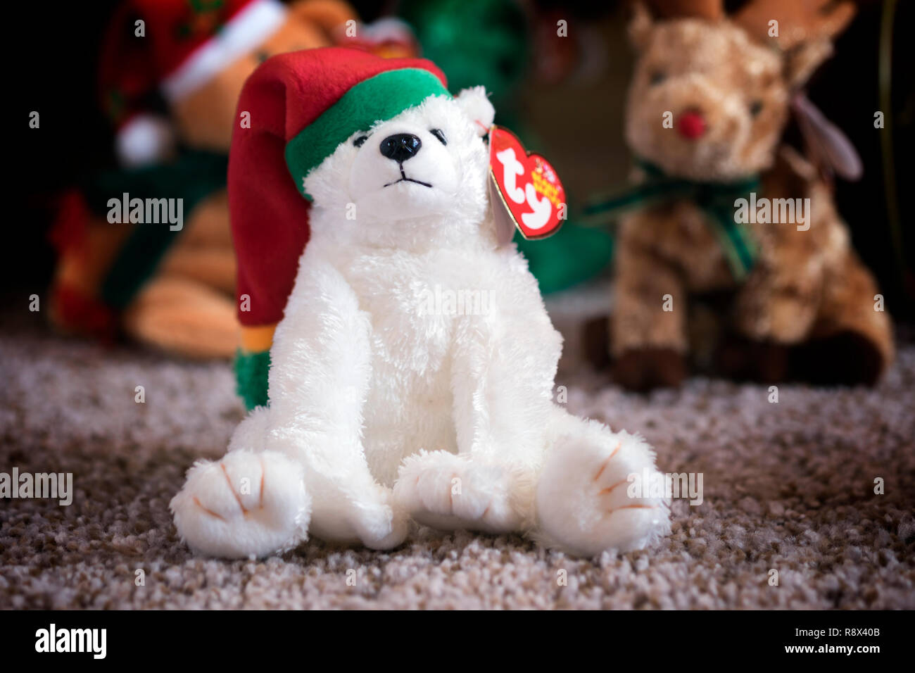 Snowdrift. Un bonnet de Noël bébé de la société Ty. Banque D'Images