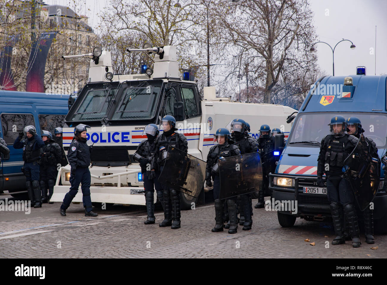 La police anti-émeute pour le jaune de démonstration (gilets jaunes) manifestants contre le gouvernement, et le président français à Champs-Élysées, Paris, France Banque D'Images