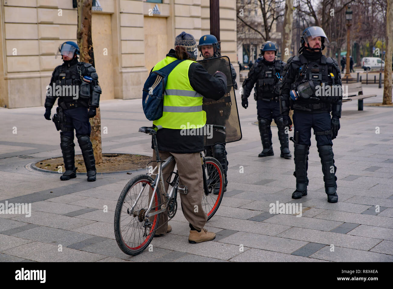 La police antiémeutes et jaune de démonstration (gilets jaunes) manifestants contre le gouvernement et le président français Macron à Champs-Élysées, Paris, France Banque D'Images