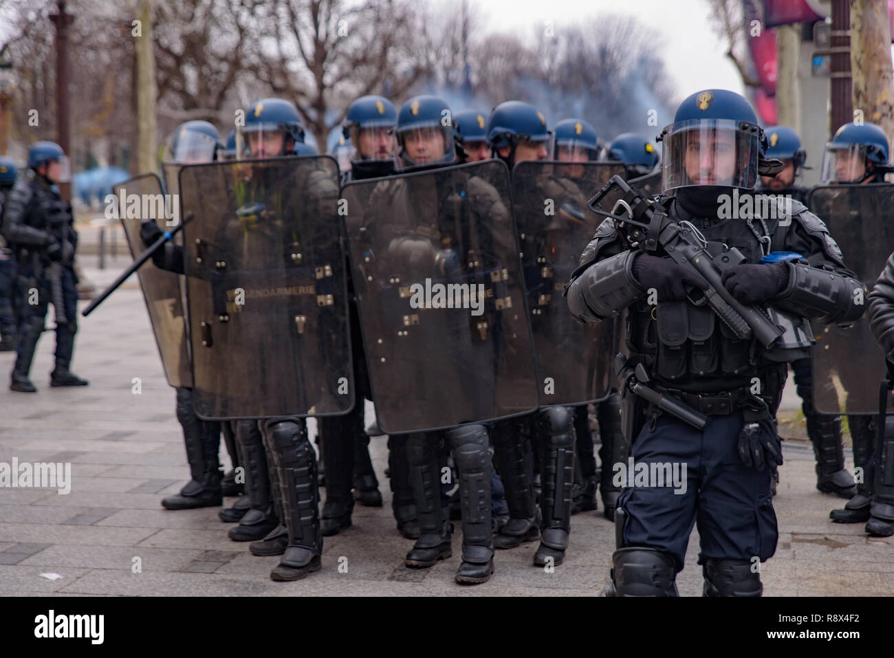 La police anti-émeute pour le jaune de démonstration (gilets jaunes) manifestants contre le gouvernement, et le président français à Champs-Élysées, Paris, France Banque D'Images