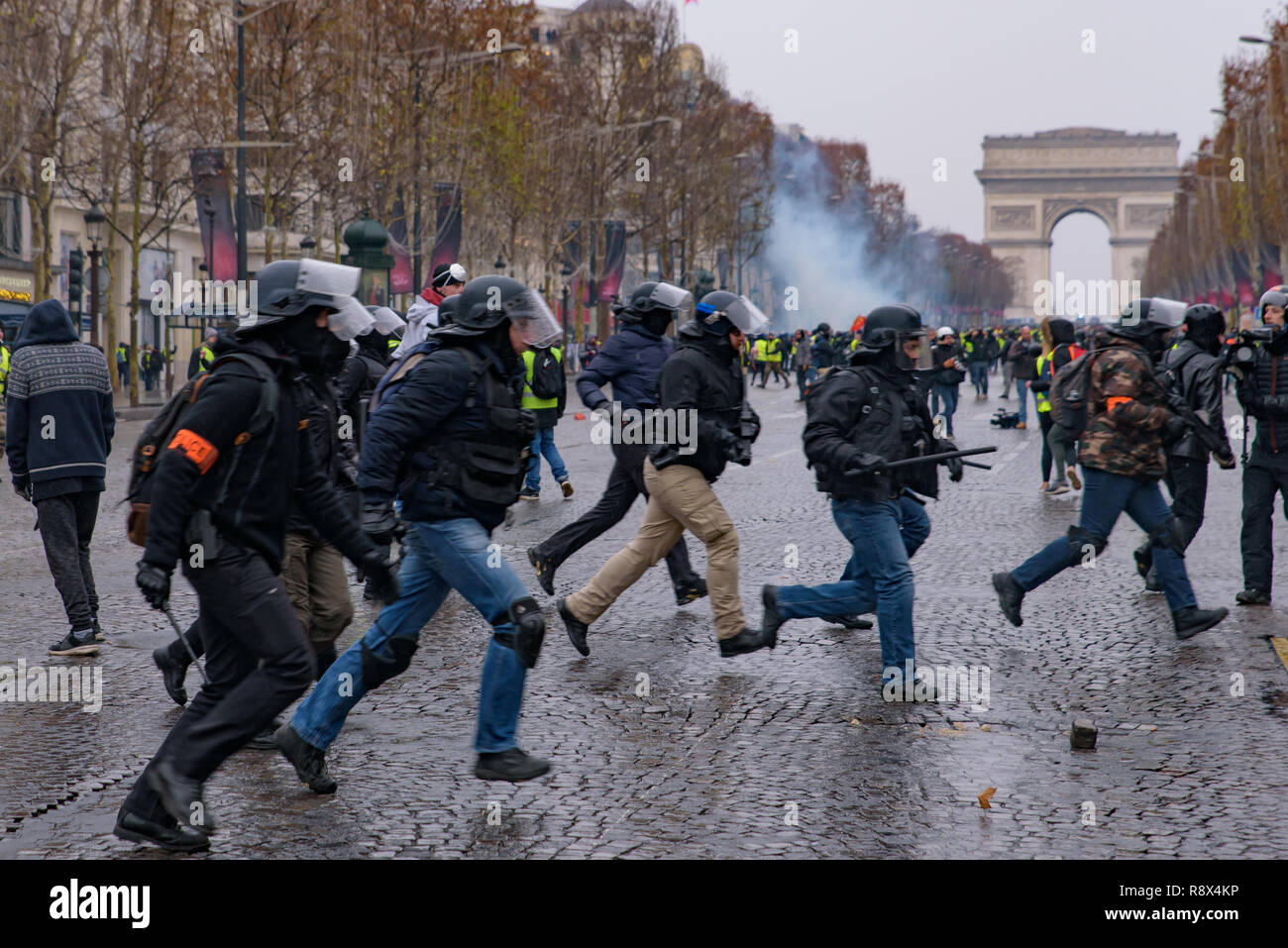La police anti-émeute pour le jaune de démonstration (gilets jaunes) manifestants contre le gouvernement, et le président français à Champs-Élysées, Paris, France Banque D'Images