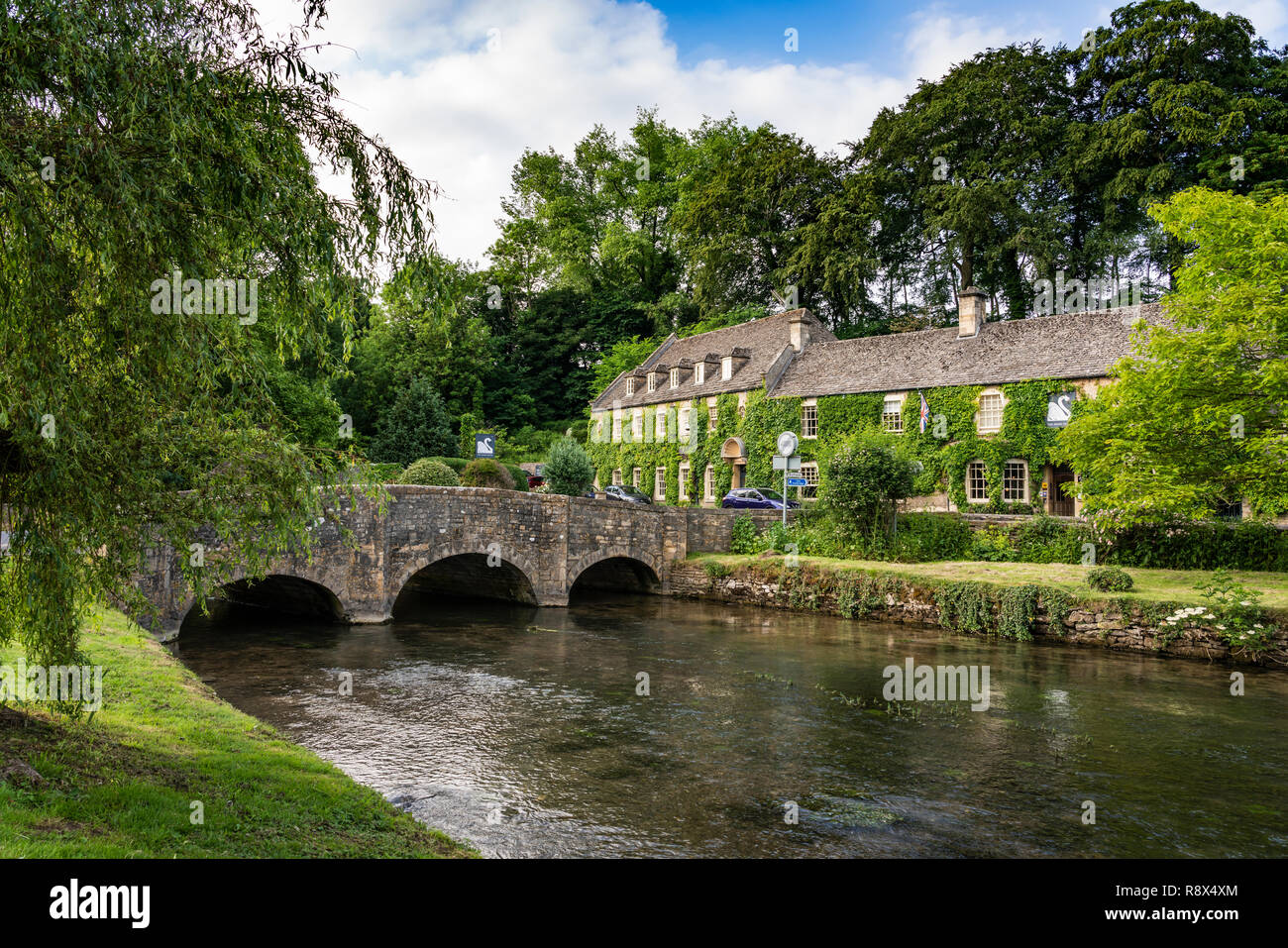 L'hôtel Swan le long de la rivière Colne dans le village d'Bibery Cotwold, Angleterre, Europe. Banque D'Images