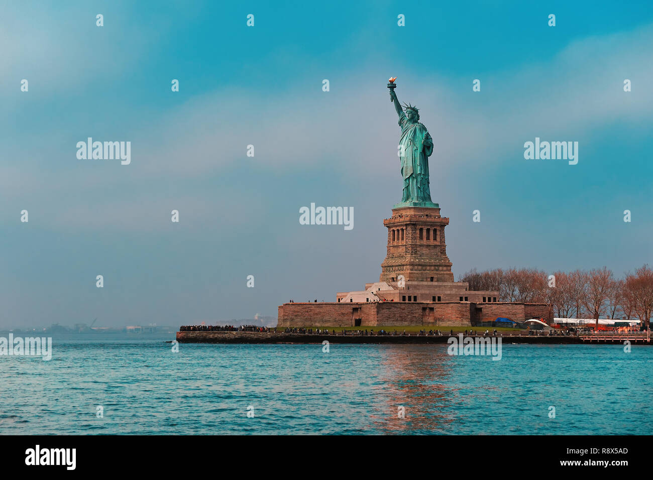 Statue de la liberté vue large Manhattan New York Banque D'Images