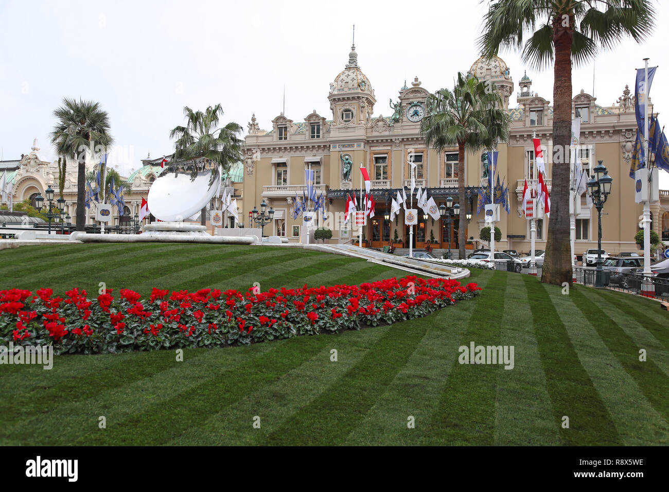 MONTE CARLO, MONACO - janvier 19 : Place du Casino de Monte Carlo le 19 janvier 2012. Place du Casino avec parc jardin à Monte Carlo, Monaco. Banque D'Images