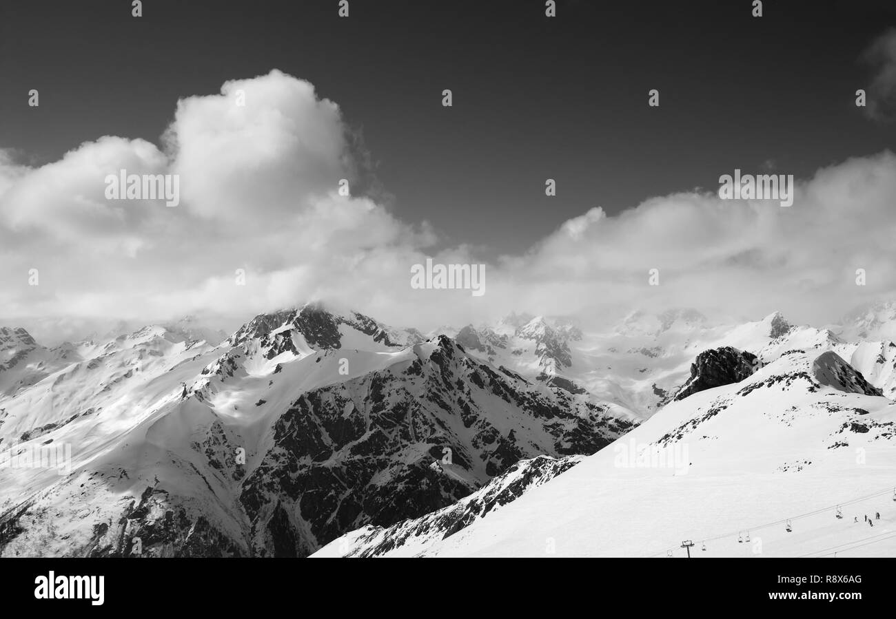 Panorama Noir Et Blanc De La Station De Ski Et Montagnes
