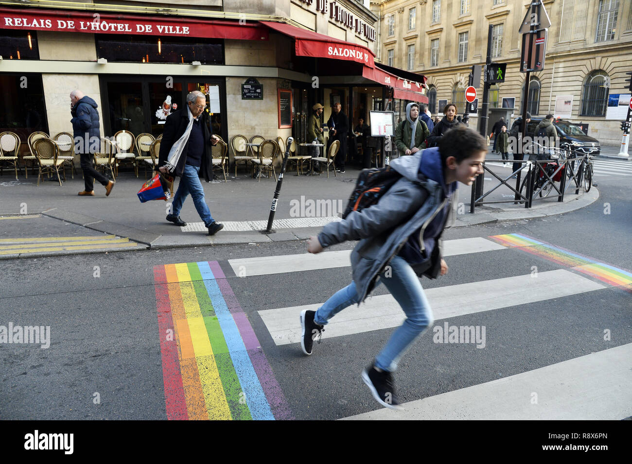 Drapeau de la communauté gay sur passage piétons - Le Marais - Paris - France Banque D'Images