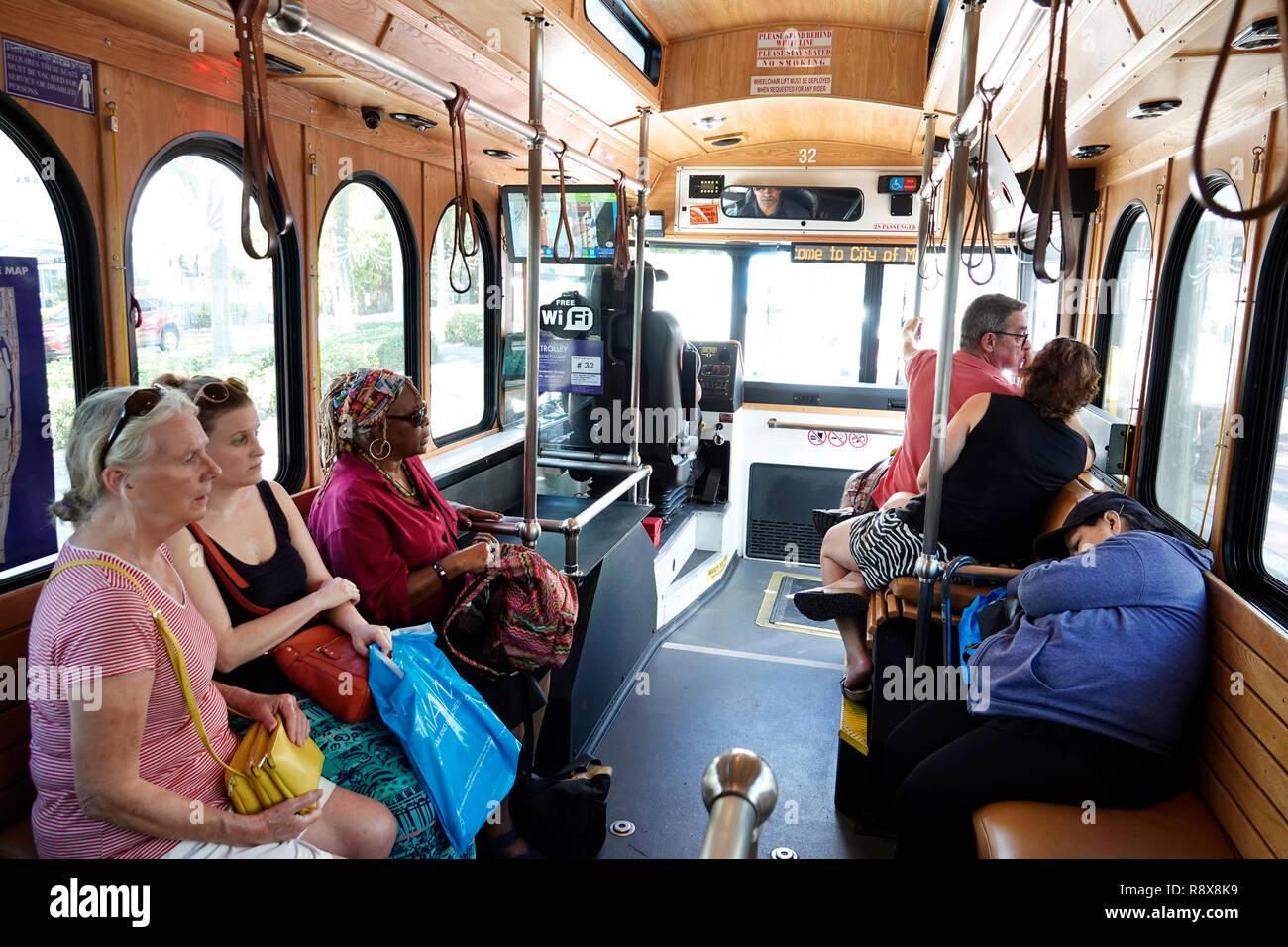 Floride Miami Beach Transport Public Gratuit Par Autobus Cavaliers Black Blacks Africains Ethnics Minorites Ethniques Adultes W Photo Stock Alamy Floride Miami Beach Transport Public Gratuit Par Autobus Cavaliers Black Blacks Africains Ethnics Minorites Ethniques Adultes W Photo Stock Alamy