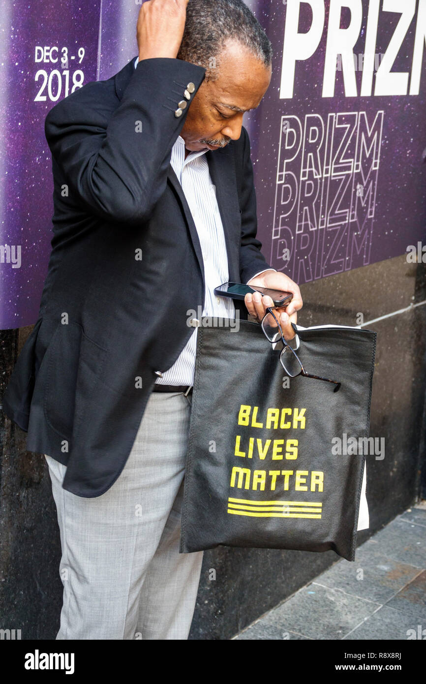 Miami Florida,centre-ville,Black man men male,Black Lives Matter bag fashion,FL181205066 Banque D'Images
