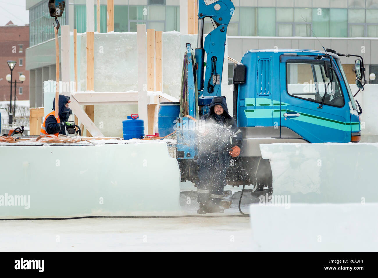 Installer sur le site de construction de la ville de glace la patinoire pour les enfants flexibles Banque D'Images