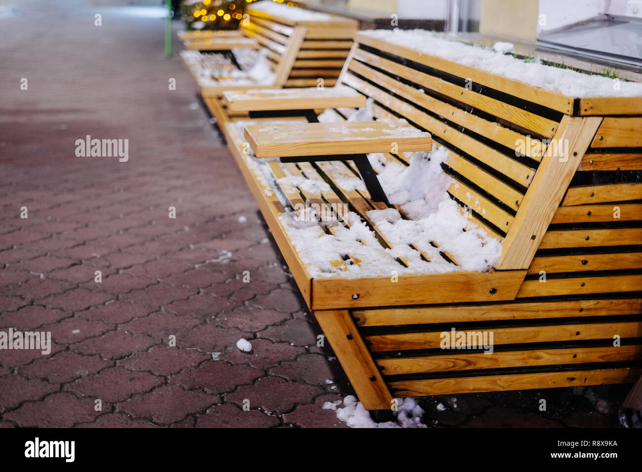 Bancs en bois brun à Noël en ville de nuit Banque D'Images