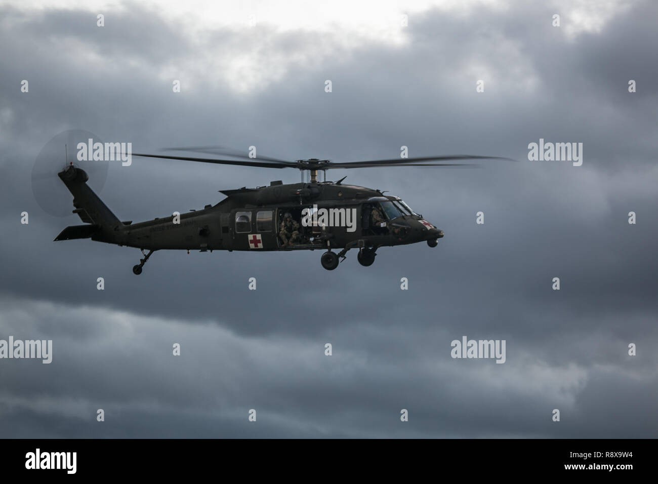 L'ARMÉE AMÉRICAINE HH-60 Black Hawk, affecté à la 25e Brigade d'aviation de combat, 25e Division d'infanterie, vole en formation au cours d'une division s'exécuter pendant la semaine sur la foudre Tropic Schofield Barracks, Missouri, le 17 décembre 2018. La 25e Division d'infanterie, célèbre son 77e anniversaire avec leur semaine annuelle de la foudre Tropic. La Division a été formée le 1er octobre 1941 à Schofield Barracks et j'ai vu combattre pendant l'attaque japonaise sur Oahu, le 7 décembre 1941. Tropic Division éclair est à célébrer leur anniversaire en décembre en raison d'un solide programme de formation en octobre. Il y aura des compétitions entre Banque D'Images