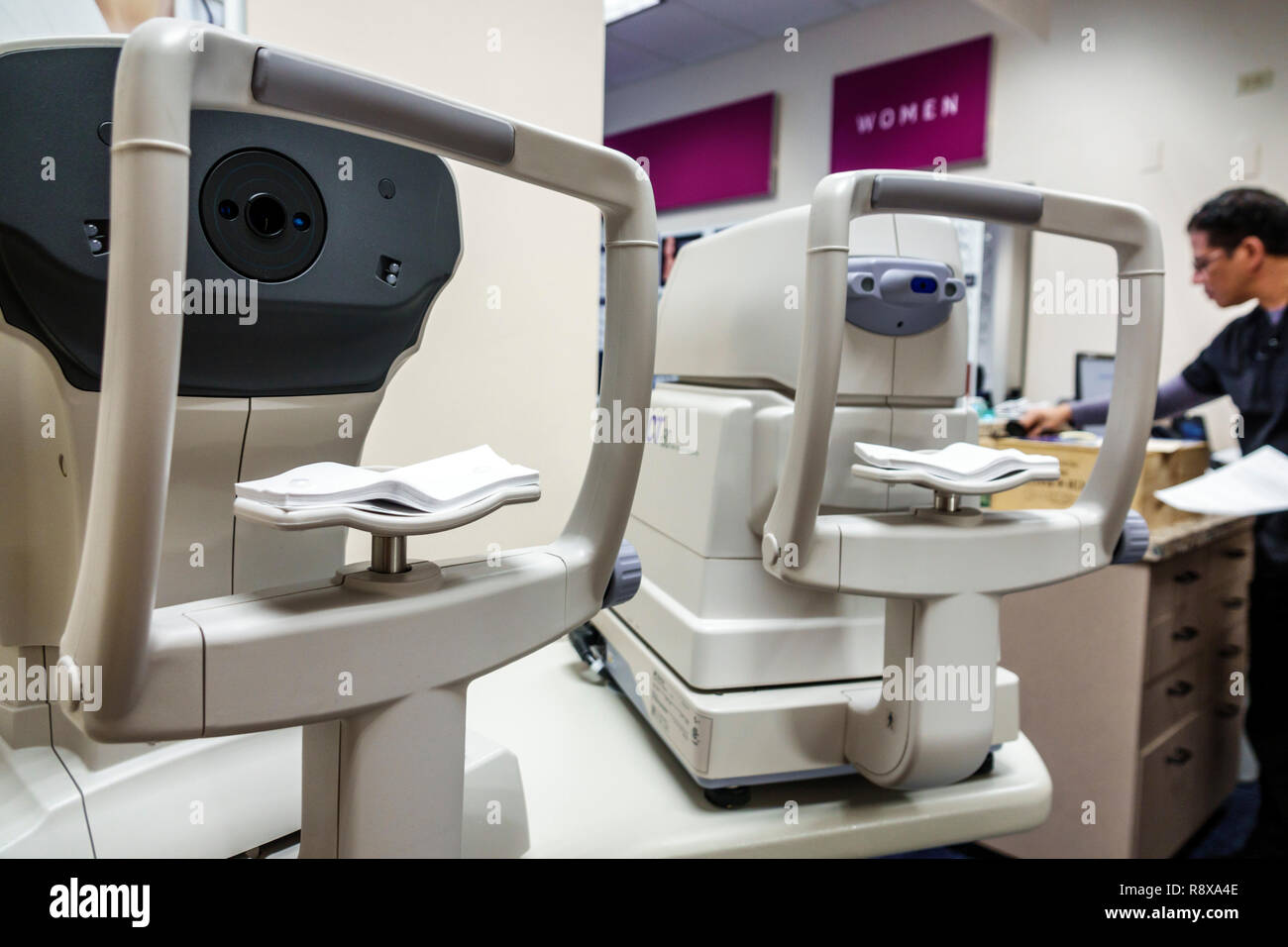 Miami Beach Florida, opticien optométriste magasin d'affaires, l'équipement  d'examen des yeux la mesure de pression tonometer, FL181205145 Photo Stock  - Alamy