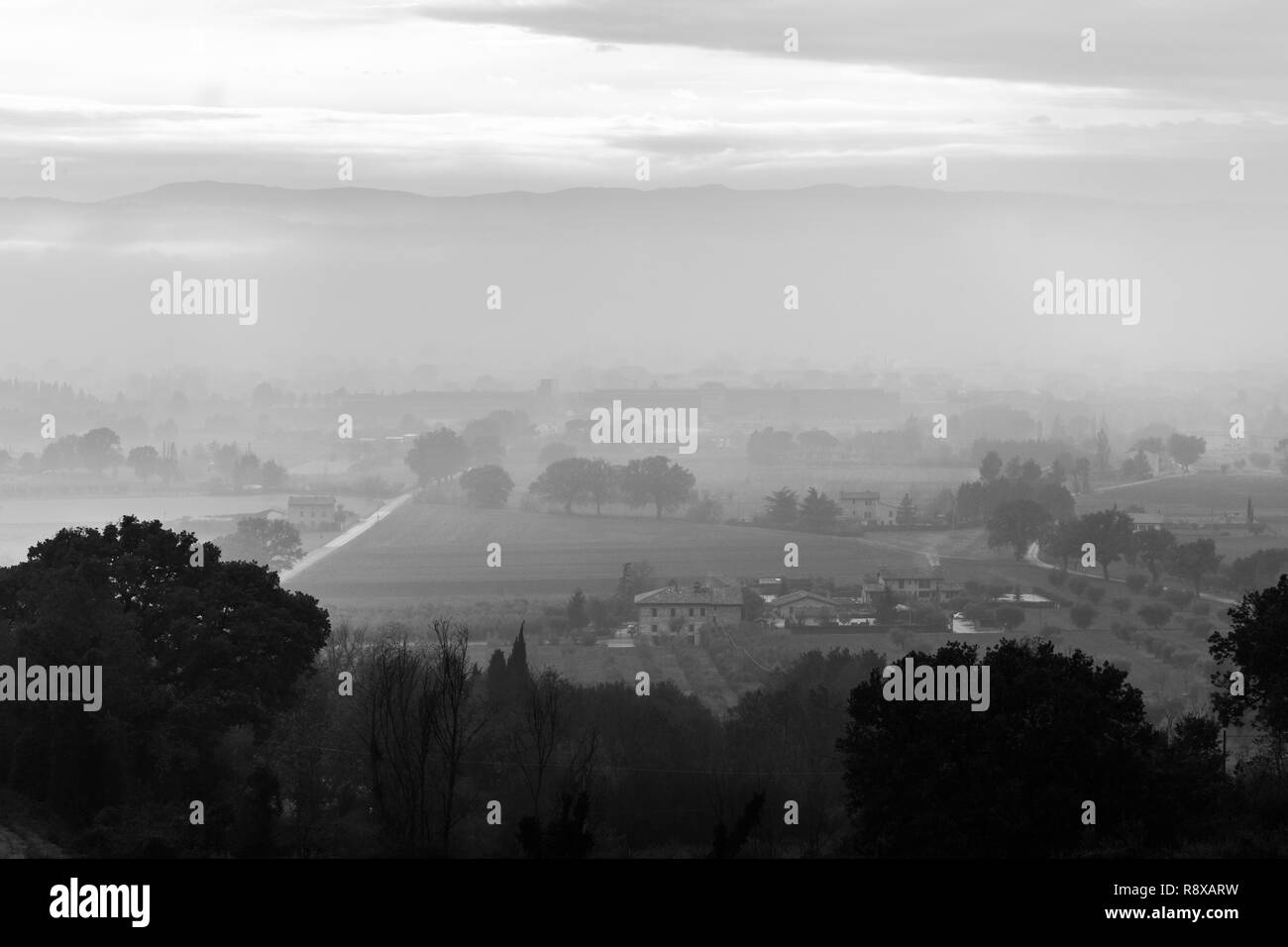 Vue de la vallée de Moody Ombrie (Italie) au milieu de la brume d'automne Banque D'Images
