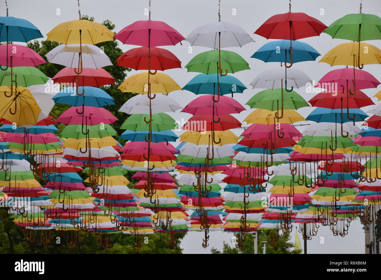 Parasols suspendus colorés Banque D'Images