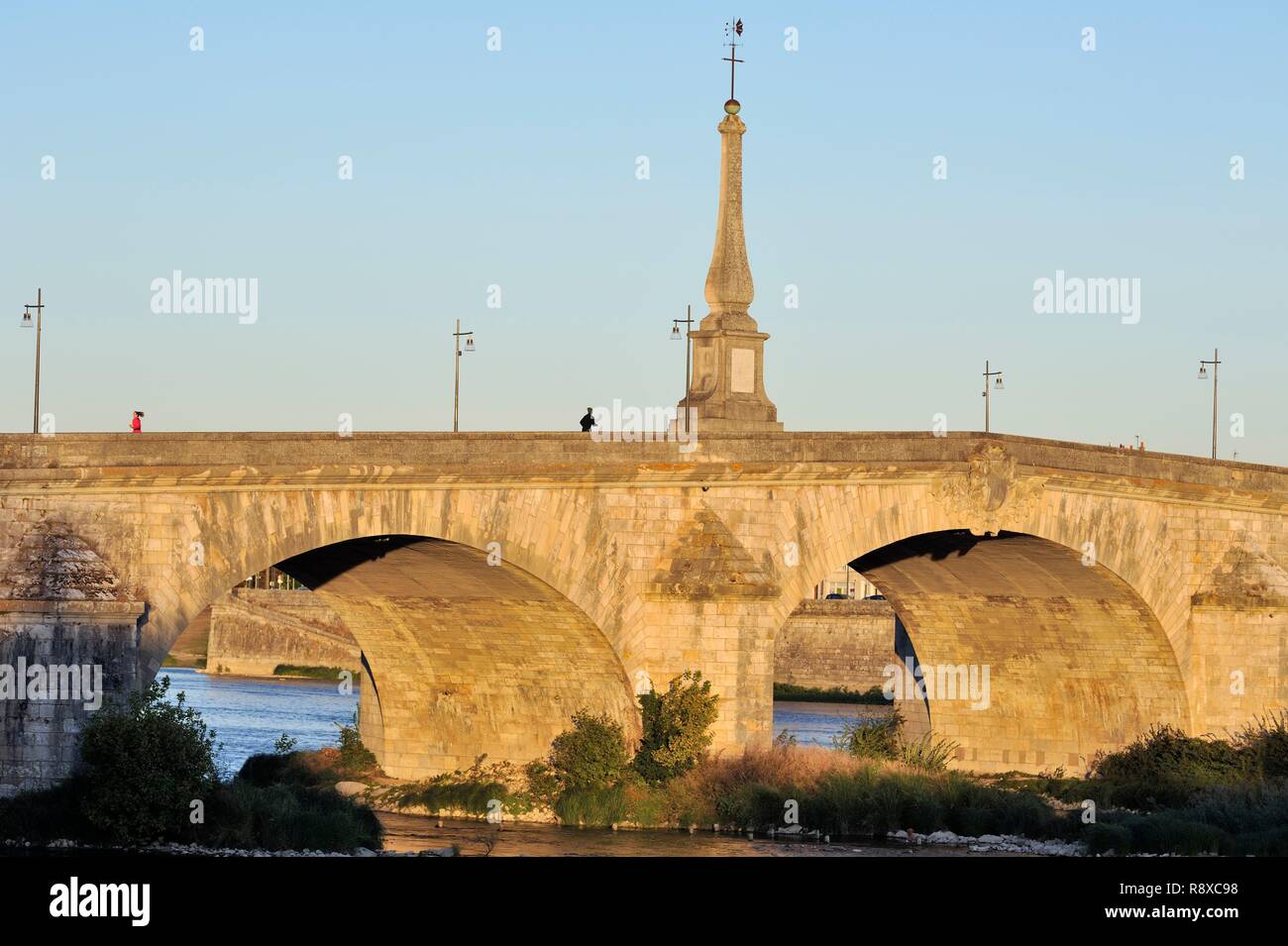 France, Loir et Cher, vallée de la Loire classée au Patrimoine Mondial de l'UNESCO, Blois, Jacques Gabriel pont sur la Loire et sa première plaque commémorative et Banque D'Images