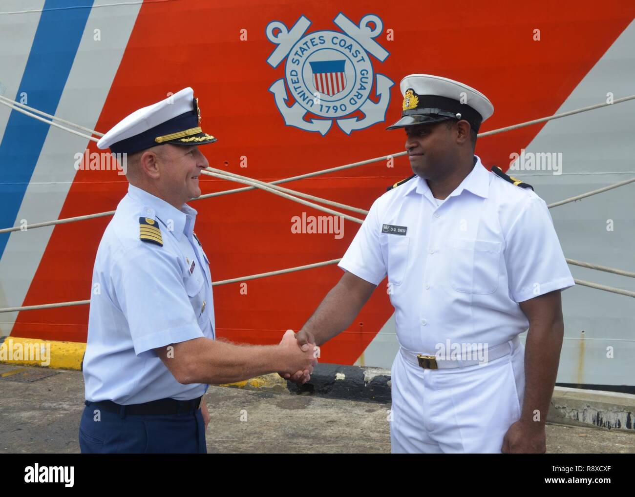 Le Capitaine James Estramonte, commandant de la garde-côte de Munro (WMSL 755) et marine fidjienne. Sub-Lt Opeti Enesi, un joueur de shiprider, tenir une conférence de presse à Suva, Fidji, le 7 décembre 2018. La conférence a annoncé l'embarquement de la première sur un projet Shiprider fidjien de la Garde côtière canadienne à la suite de la signature d'un accord bilatéral entre les États-Unis et les Îles Fidji en novembre. Banque D'Images