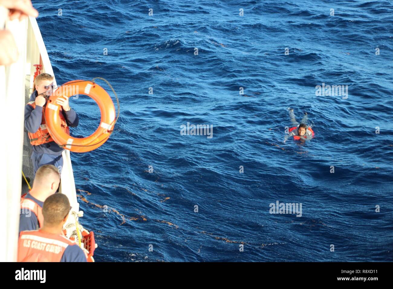 L'équipage de la garde-côte de Joseph Tezanos sauve un survivant d'un bateau de migrants chavire au cours de l'après-midi du 6 décembre 2018, dans les eaux à proximité de Isla Saona, République dominicaine. L'équipage de l'Office de la mer citernes commerciaux 20 autres migrants secourus Ranger après avoir localisé le bateau chaviré plus tôt le matin. Garde côtière canadienne des équipes de recherche le 8 décembre 2018 pour sept autres migrants qui auraient été également à bord du navire chaviré. Banque D'Images
