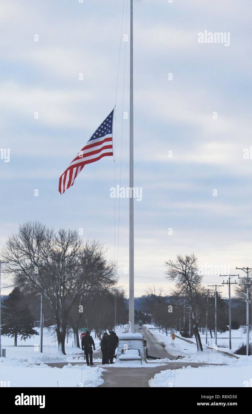 Avec les agents de la Direction des services d'urgence Service de police réinitialiser le drapeau des États-Unis d'Amérique vole à Berne le 6 décembre 2018, en l'honneur de l'ancien président George H. W. Bush à Fort McCoy, Wisconsin (Etats-Unis) Le 30 novembre, le 41e président des États-Unis, le président George H. W. Bush, est décédé à son domicile à Houston, Texas. Conformément à l'ordre exécutif présidentiel publié le 1 décembre, tous les ministères et organismes du gouvernement fédéral ont été fermés le 5 décembre comme une marque de respect à l'ancien président. En l'honneur et rendre hommage à la mémoire de l'ancien président Banque D'Images
