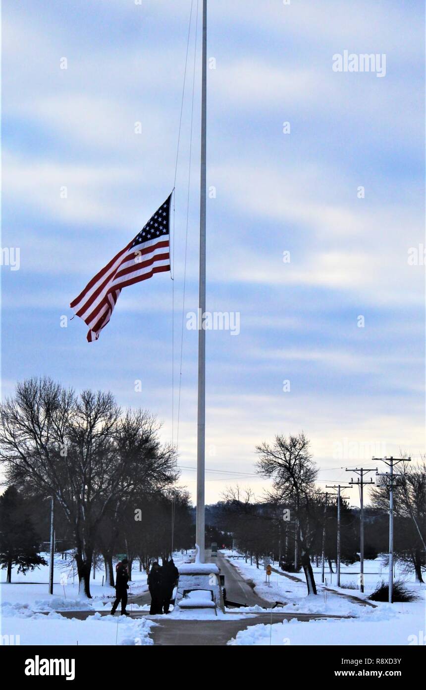 Avec les agents de la Direction des services d'urgence Service de police réinitialiser le drapeau des États-Unis d'Amérique vole à Berne le 6 décembre 2018, en l'honneur de l'ancien président George H. W. Bush à Fort McCoy, Wisconsin (Etats-Unis) Le 30 novembre, le 41e président des États-Unis, le président George H. W. Bush, est décédé à son domicile à Houston, Texas. Conformément à l'ordre exécutif présidentiel publié le 1 décembre, tous les ministères et organismes du gouvernement fédéral ont été fermés le 5 décembre comme une marque de respect à l'ancien président. En l'honneur et rendre hommage à la mémoire de l'ancien président Banque D'Images