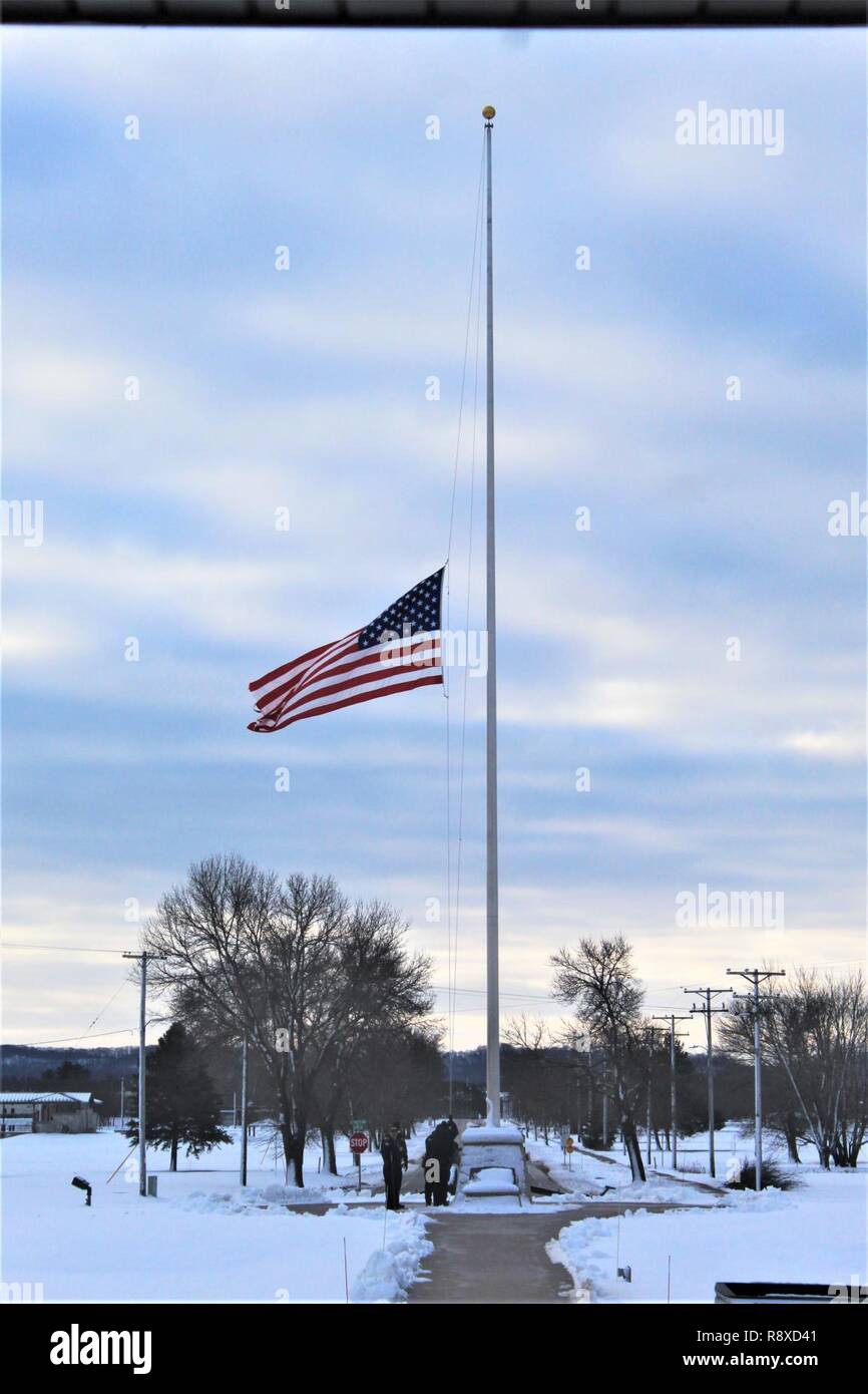 Avec les agents de la Direction des services d'urgence Service de police réinitialiser le drapeau des États-Unis d'Amérique vole à Berne le 6 décembre 2018, en l'honneur de l'ancien président George H. W. Bush à Fort McCoy, Wisconsin (Etats-Unis) Le 30 novembre, le 41e président des États-Unis, le président George H. W. Bush, est décédé à son domicile à Houston, Texas. Conformément à l'ordre exécutif présidentiel publié le 1 décembre, tous les ministères et organismes du gouvernement fédéral ont été fermés le 5 décembre comme une marque de respect à l'ancien président. En l'honneur et rendre hommage à la mémoire de l'ancien président Banque D'Images