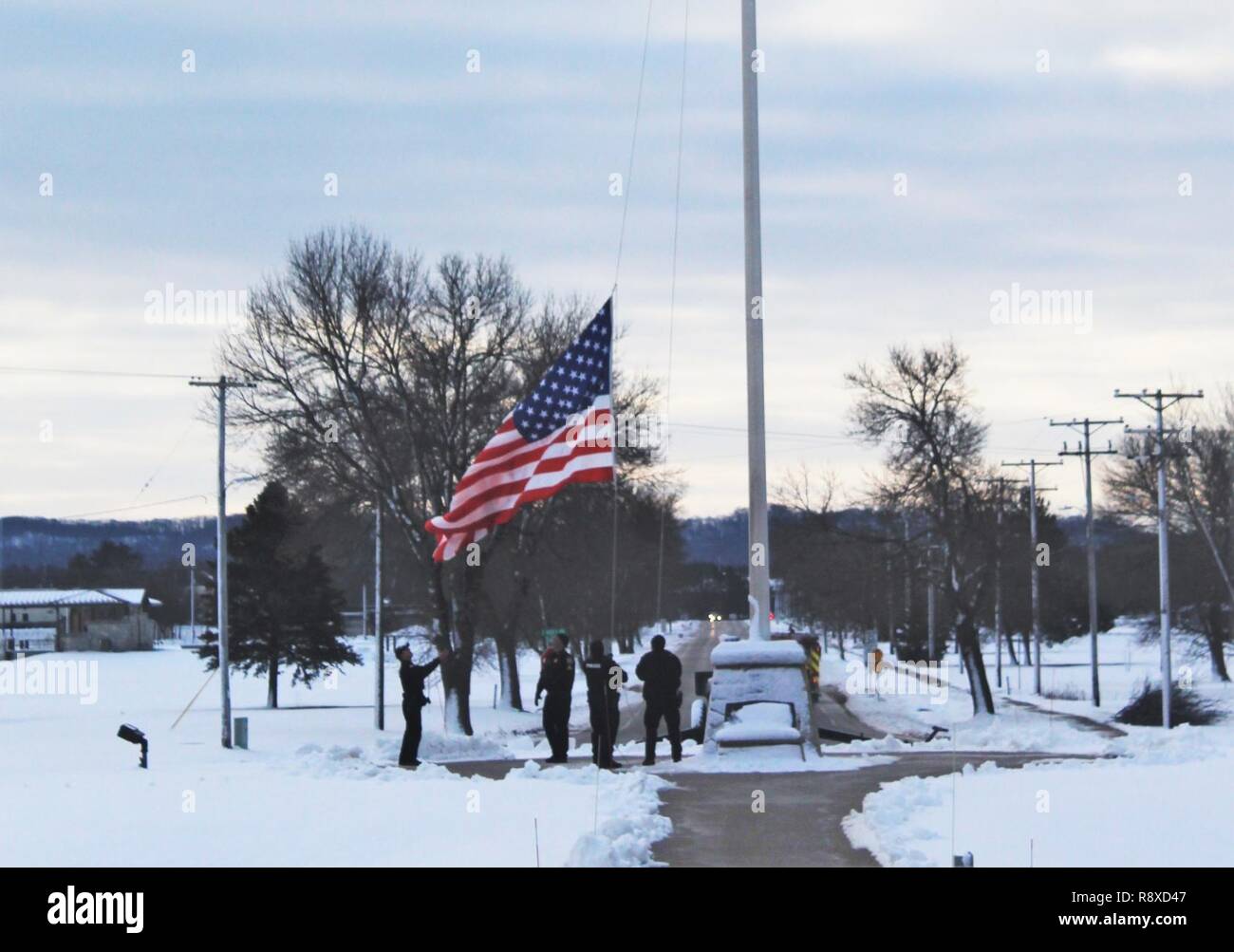 Avec les agents de la Direction des services d'urgence Service de police réinitialiser le drapeau des États-Unis d'Amérique vole à Berne le 6 décembre 2018, en l'honneur de l'ancien président George H. W. Bush à Fort McCoy, Wisconsin (Etats-Unis) Le 30 novembre, le 41e président des États-Unis, le président George H. W. Bush, est décédé à son domicile à Houston, Texas. Conformément à l'ordre exécutif présidentiel publié le 1 décembre, tous les ministères et organismes du gouvernement fédéral ont été fermés le 5 décembre comme une marque de respect à l'ancien président. En l'honneur et rendre hommage à la mémoire de l'ancien président Banque D'Images