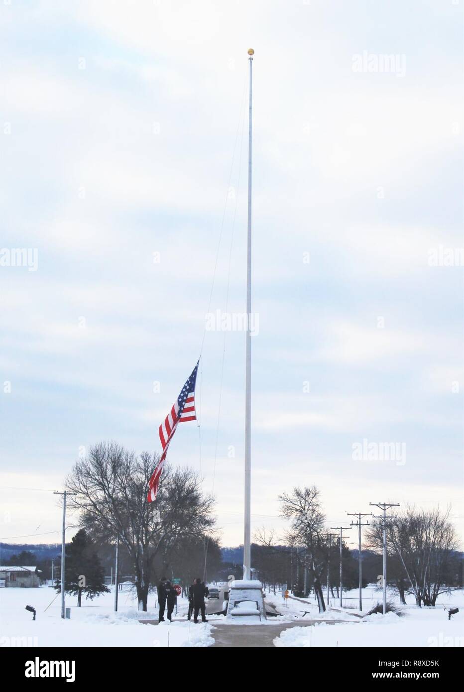 Avec les agents de la Direction des services d'urgence Service de police réinitialiser le drapeau des États-Unis d'Amérique vole à Berne le 6 décembre 2018, en l'honneur de l'ancien président George H. W. Bush à Fort McCoy, Wisconsin (Etats-Unis) Le 30 novembre, le 41e président des États-Unis, le président George H. W. Bush, est décédé à son domicile à Houston, Texas. Conformément à l'ordre exécutif présidentiel publié le 1 décembre, tous les ministères et organismes du gouvernement fédéral ont été fermés le 5 décembre comme une marque de respect à l'ancien président. En l'honneur et rendre hommage à la mémoire de l'ancien président Banque D'Images