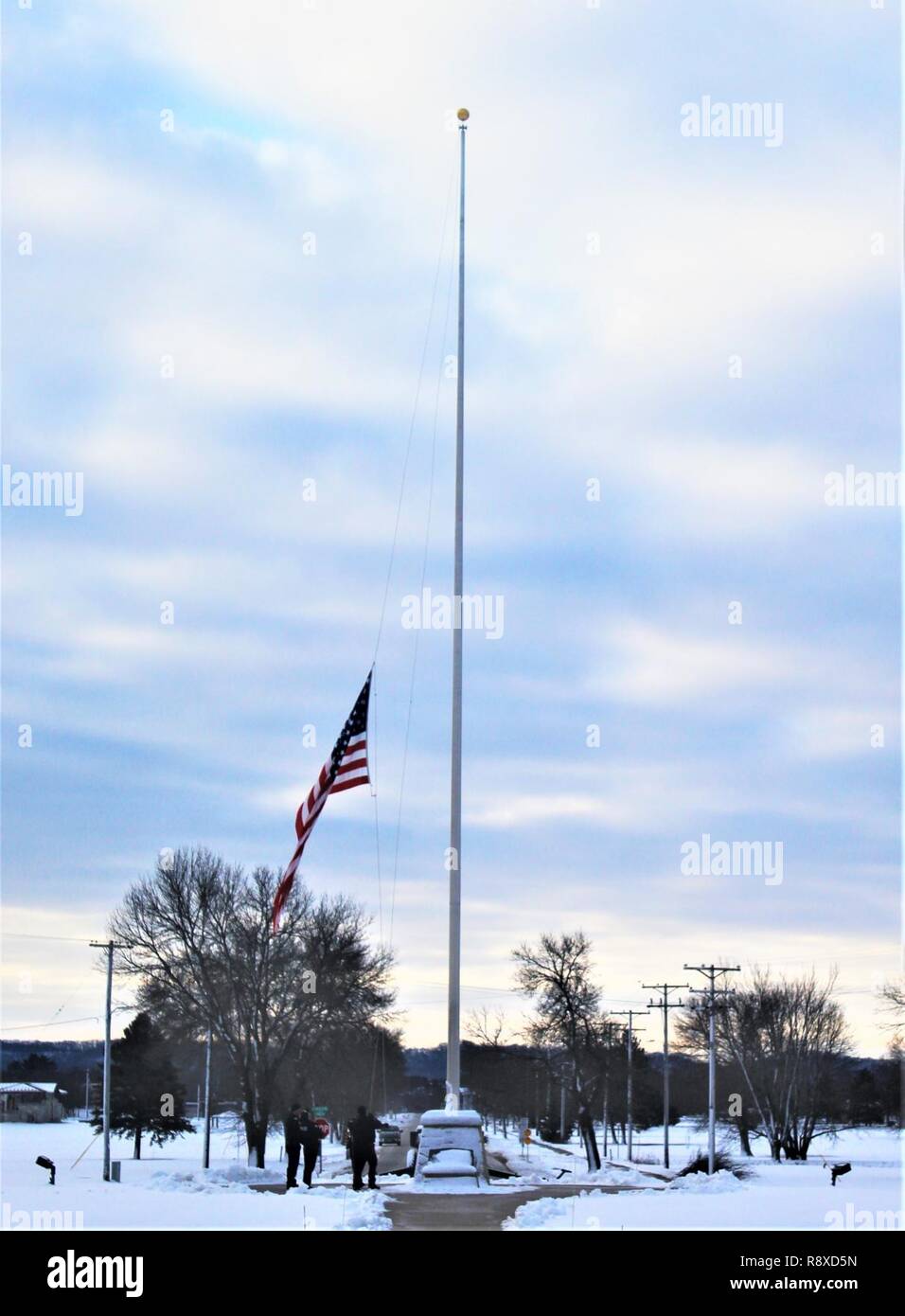 Avec les agents de la Direction des services d'urgence Service de police réinitialiser le drapeau des États-Unis d'Amérique vole à Berne le 6 décembre 2018, en l'honneur de l'ancien président George H. W. Bush à Fort McCoy, Wisconsin (Etats-Unis) Le 30 novembre, le 41e président des États-Unis, le président George H. W. Bush, est décédé à son domicile à Houston, Texas. Conformément à l'ordre exécutif présidentiel publié le 1 décembre, tous les ministères et organismes du gouvernement fédéral ont été fermés le 5 décembre comme une marque de respect à l'ancien président. En l'honneur et rendre hommage à la mémoire de l'ancien président Banque D'Images