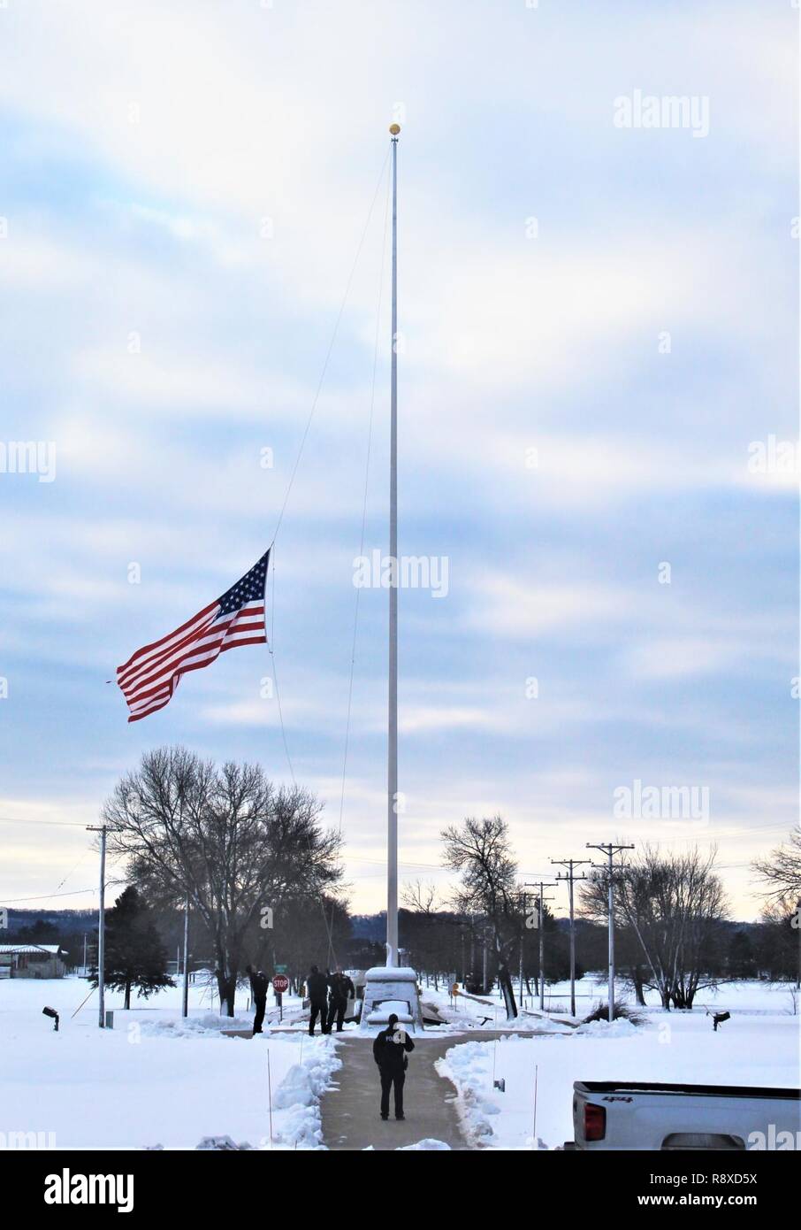 Avec les agents de la Direction des services d'urgence Service de police réinitialiser le drapeau des États-Unis d'Amérique vole à Berne le 6 décembre 2018, en l'honneur de l'ancien président George H. W. Bush à Fort McCoy, Wisconsin (Etats-Unis) Le 30 novembre, le 41e président des États-Unis, le président George H. W. Bush, est décédé à son domicile à Houston, Texas. Conformément à l'ordre exécutif présidentiel publié le 1 décembre, tous les ministères et organismes du gouvernement fédéral ont été fermés le 5 décembre comme une marque de respect à l'ancien président. En l'honneur et rendre hommage à la mémoire de l'ancien président Banque D'Images