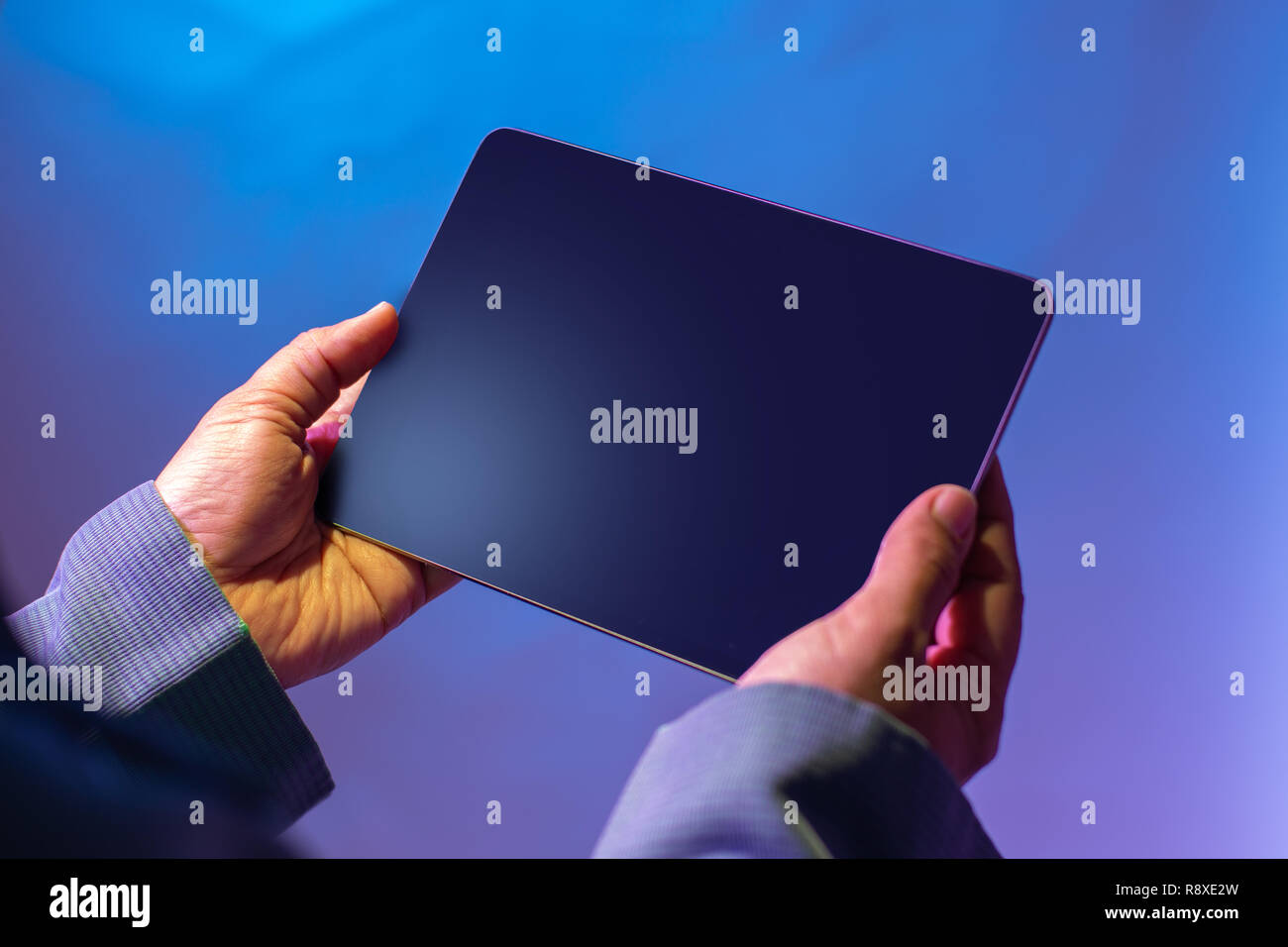 Holding digital tablet à deux mains. Les entreprises et la technologie smart concept. Isolé sur fond de gradation. Banque D'Images
