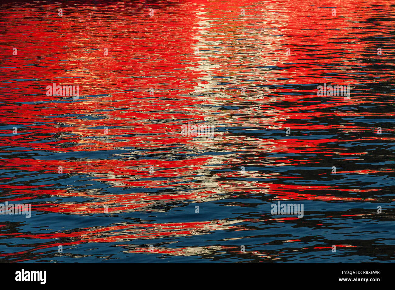 Réflexions à partir d'un navire jeter modèles intéressants sur l'eau image miroir sur l'eau. Banque D'Images