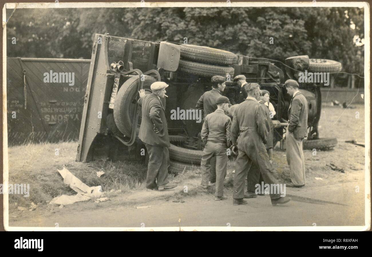Camion renversé avec les spectateurs au bord de la route 1924 Banque D'Images