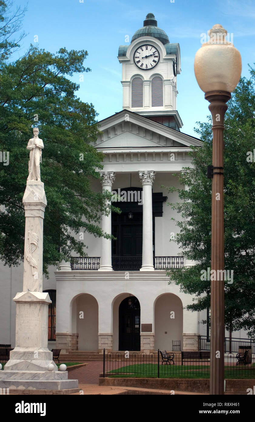 Une Confederate monument se trouve en face de la Lafayette County Courthouse, le 17 juillet 2011, à Oxford, Mississippi. Banque D'Images