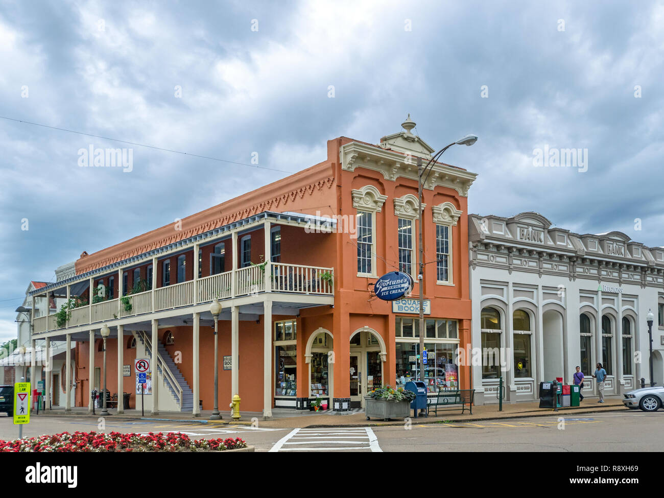 Ciel nuageux au-dessus de recueillir des livres carrés, le 31 mai 2015, à Oxford, Mississippi. La librairie familiale a été fondée en 1979. Banque D'Images