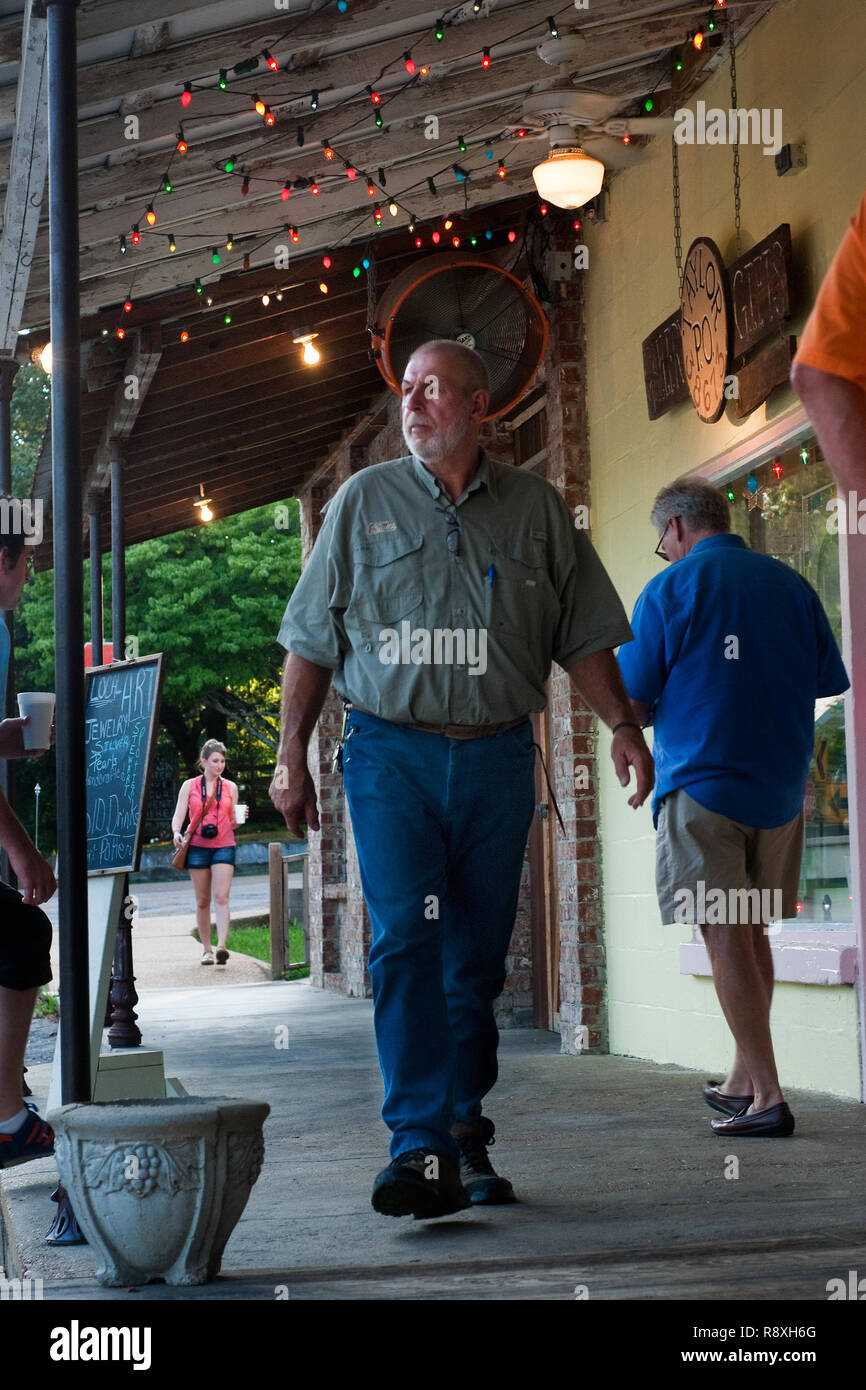 Lynn Hewlett, propriétaire de l'Épicerie Taylor, marche à travers le porche du restaurant, le 31 juillet 2011, dans Taylor, Mississippi. Banque D'Images