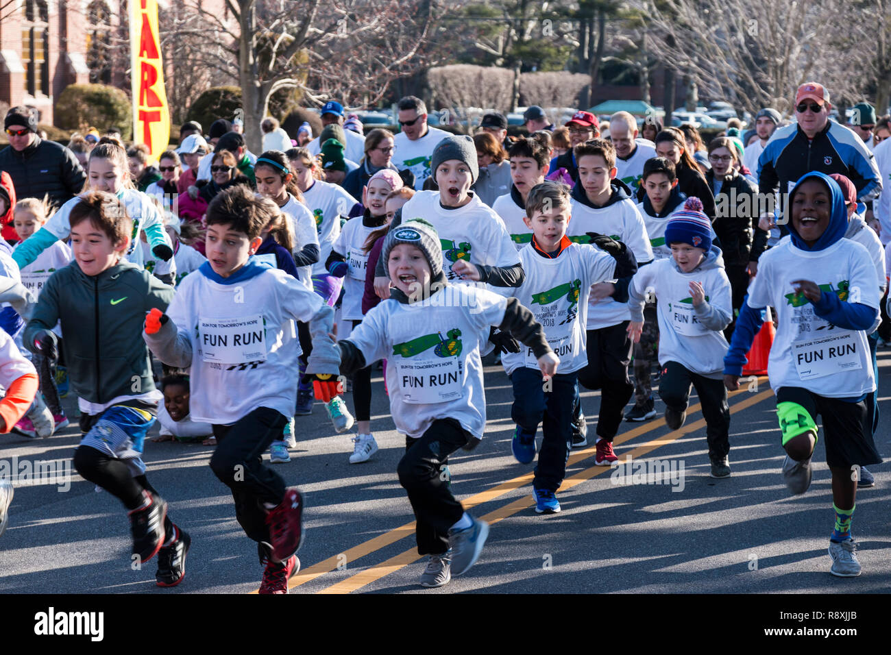 Garden City, NY, USA - 24 mars 2018 : Kids Fun Run start à la Run for Tomorrows Hope Foundation 5K, pour soutenir l'éducation catholique sur Long Island. Banque D'Images