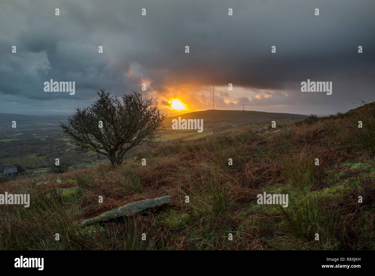 Au lever du soleil avec de beaux nuages et de couleurs dans le ciel, Stowes Hill, Bodmin Moor, Cornwall, UK Banque D'Images