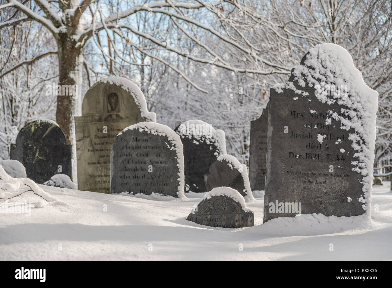 La neige a couvert les pierres tombales dans un cimetière de Gembloux, MA en hiver Banque D'Images