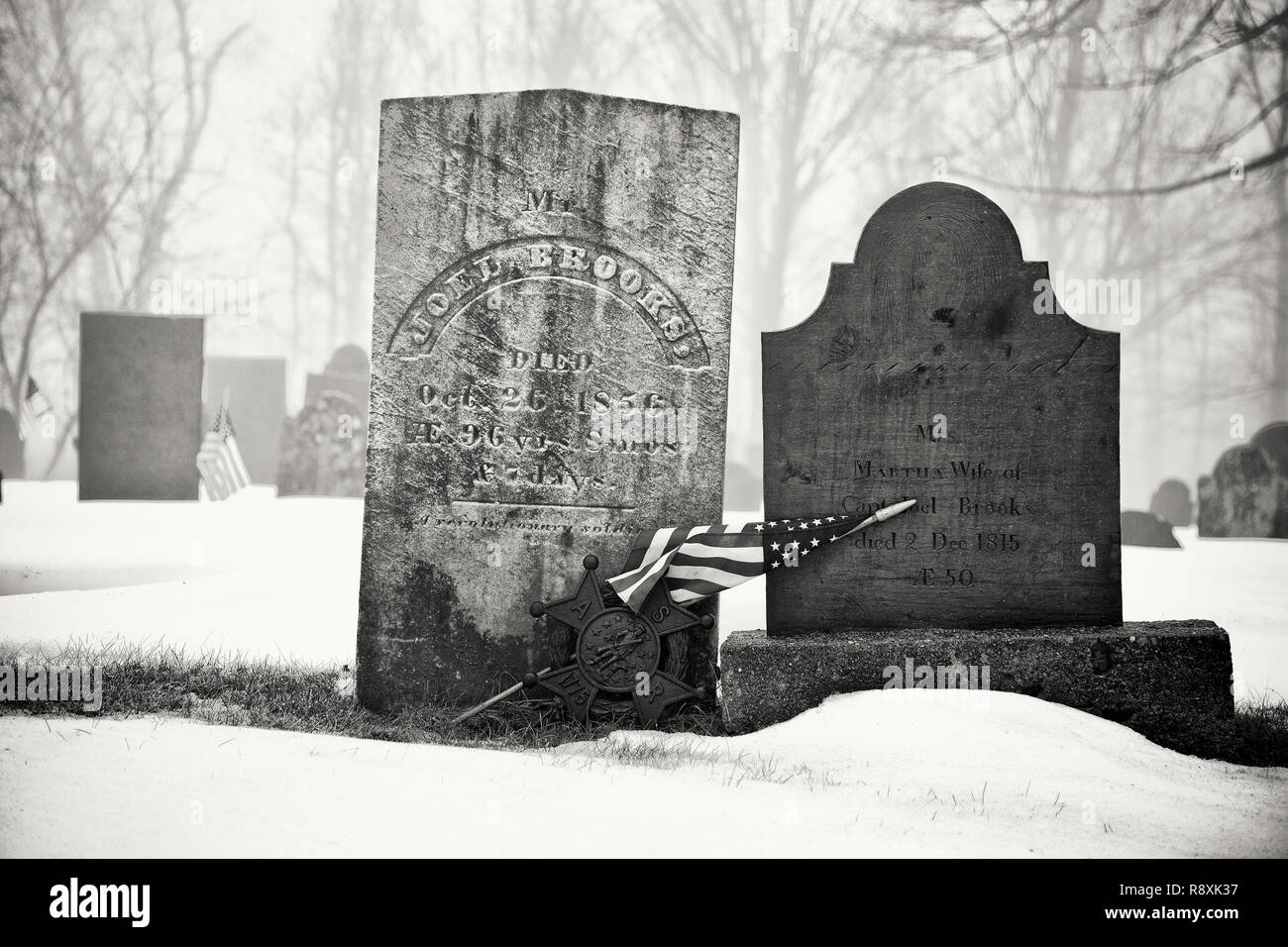 La neige a couvert les pierres tombales dans un cimetière de Gembloux, MA en hiver Banque D'Images