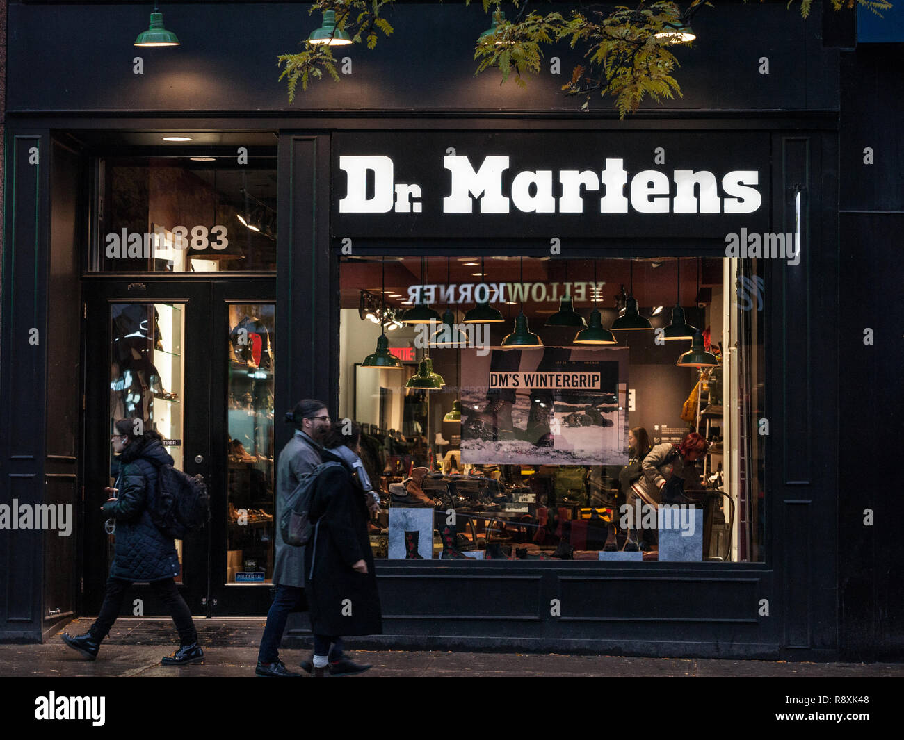 Montréal, Canada - le 5 novembre 2018 : Dr Martens logo sur leur magasin principal de Montréal, Québec. Dr Martens est une chaussure, chaussures et vêtements comp Banque D'Images