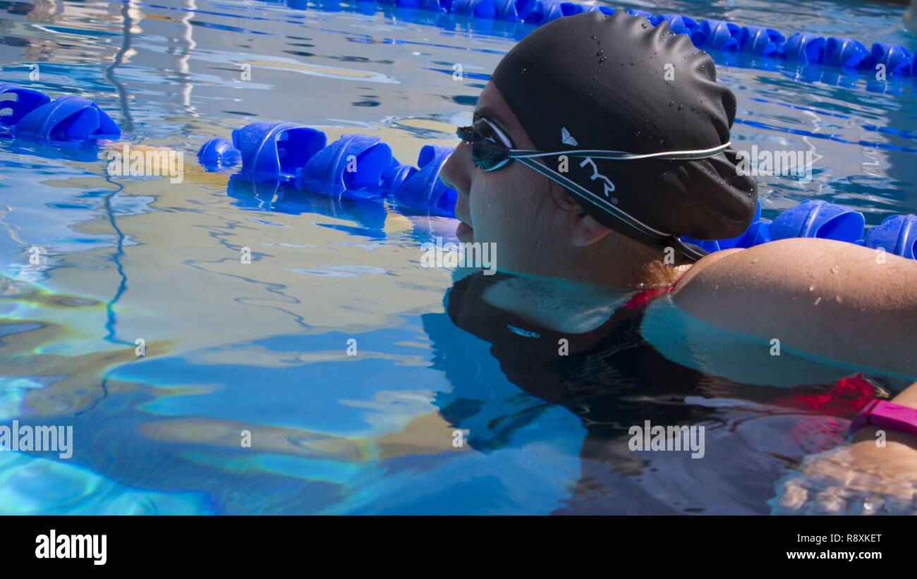 Le Corps des Marines des États-Unis. Angelica Ramos se prépare à s'élancer depuis le mur au cours d'une Marine Corps 2017 natation essais pratiques au Marine Corps Base Camp Pendleton, en Californie, le 14 mars 2017. Ramos, a San Jose, Californie, indigène, est membre de l'équipe d'Battalion-East les soldats blessés. Le Marine Corps cliniques favorise la récupération et réadaptation par l'adaptive la participation au sport et développe la camaraderie entre les membres du Service de récupération (RSM) et des anciens combattants. C'est l'occasion pour RSM pour montrer leurs réalisations et est le principal lieu d'exposition pour sélectionner Marine Corps participants pour la D Banque D'Images